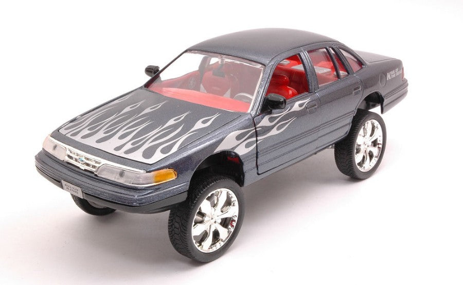 Motormax - FORD CROWN VICTORIA 1998 GREY METALLIC W/FLAMES 1:24 - Cod. MTM79922GY